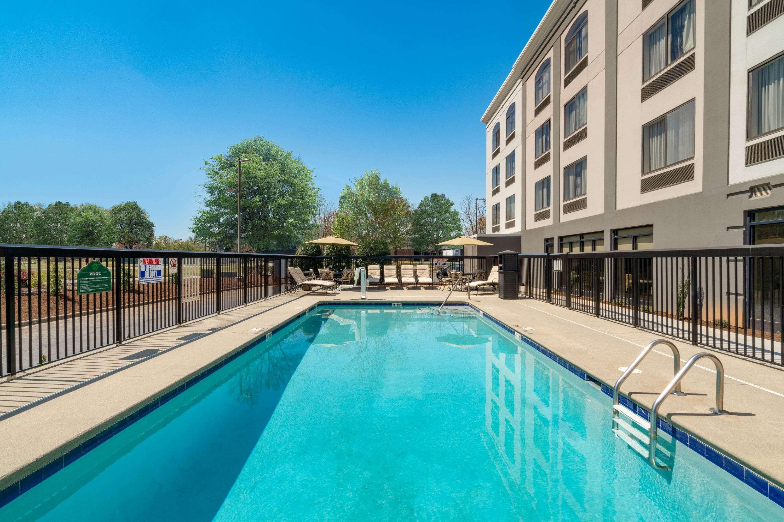 La Quinta By Wyndham Raleigh Downtown North Hotel Exterior photo